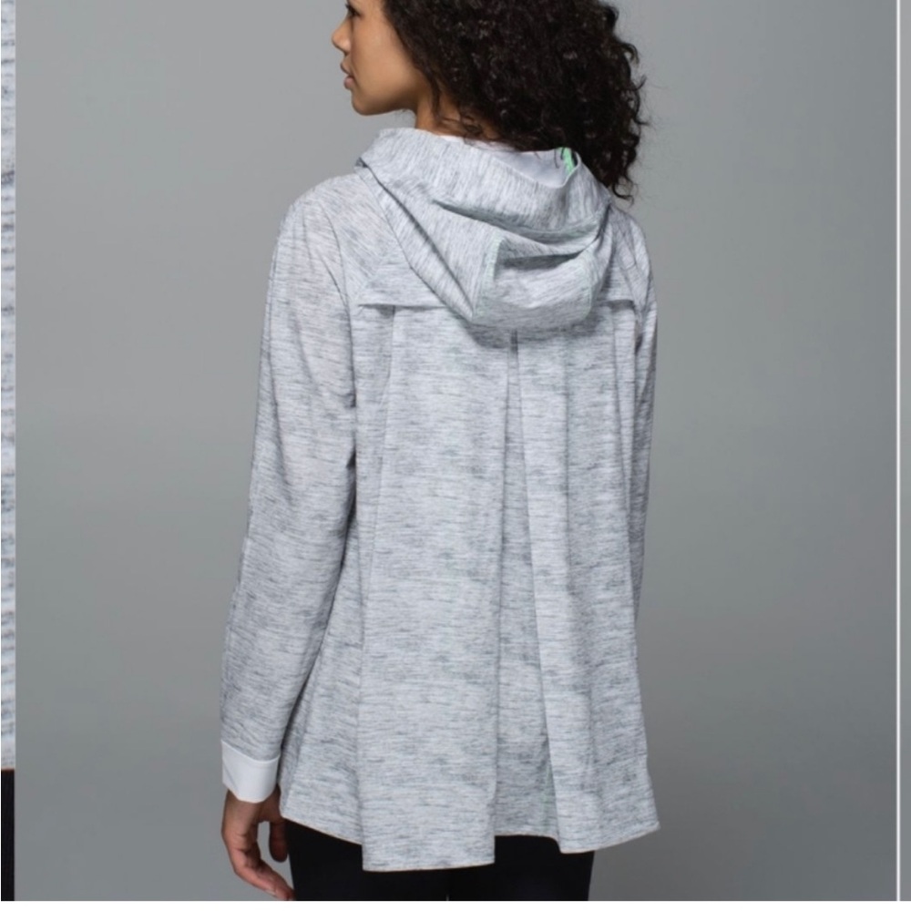 Lululemon Sun Showers Jacket
Mini Oki Heathered Print Silver Spoon size 10